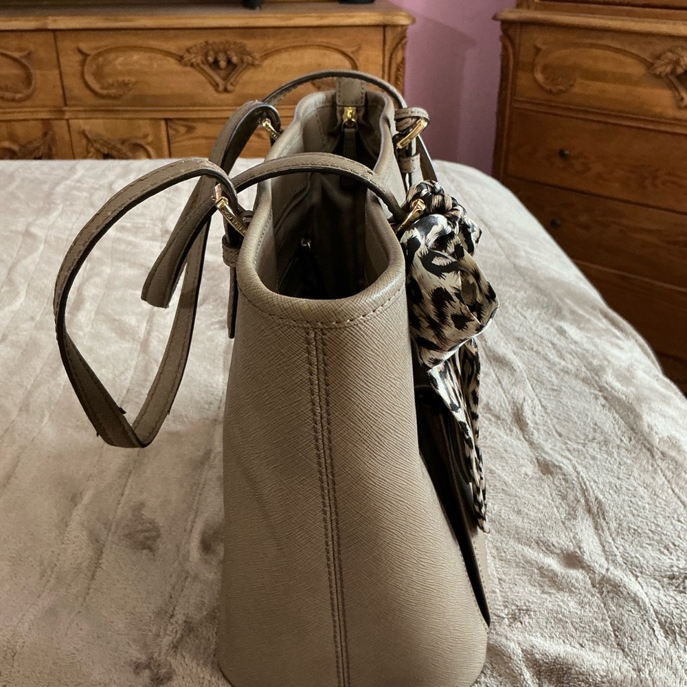 Michael Kors Jet Set Travel Saffiano Leather Tote - Picture 3 of 12
